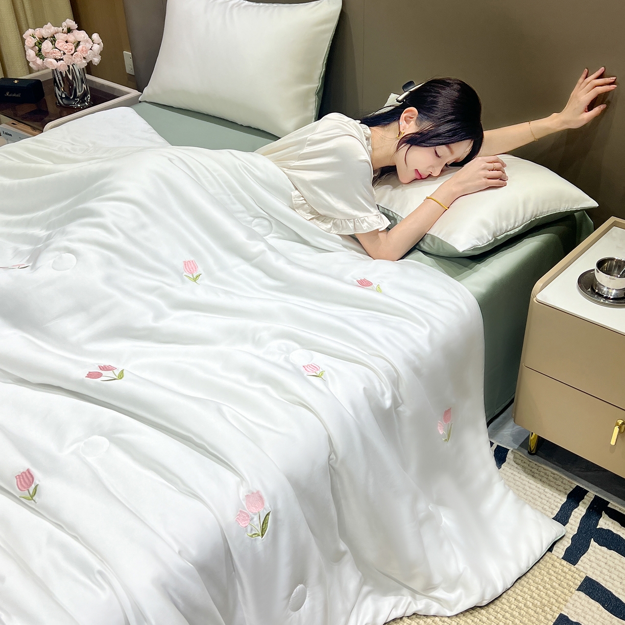 91家纺网 家纺一手货源 找家纺 晨曦家纺 2026新款水洗天丝真丝绣花夏被四件套夏凉被高档刺绣 奶白郁野