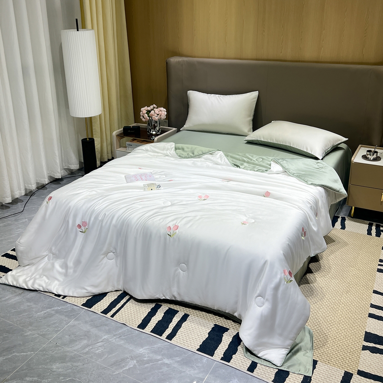 91家纺网 家纺一手货源 找家纺 晨曦家纺 2026新款水洗天丝真丝绣花夏被四件套夏凉被高档刺绣 奶白郁野