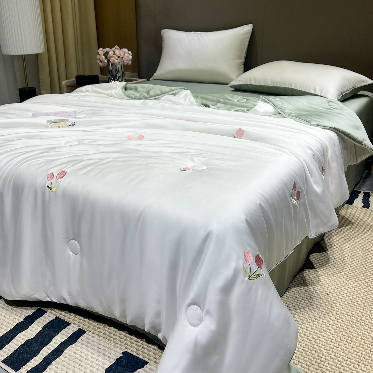 91家纺网 家纺一手货源 找家纺 晨曦家纺 2026新款水洗天丝真丝绣花夏被四件套夏凉被高档刺绣 奶白郁野