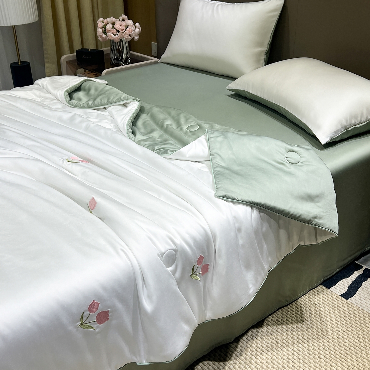 91家纺网 家纺一手货源 找家纺 晨曦家纺 2026新款水洗天丝真丝绣花夏被四件套夏凉被高档刺绣 奶白郁野