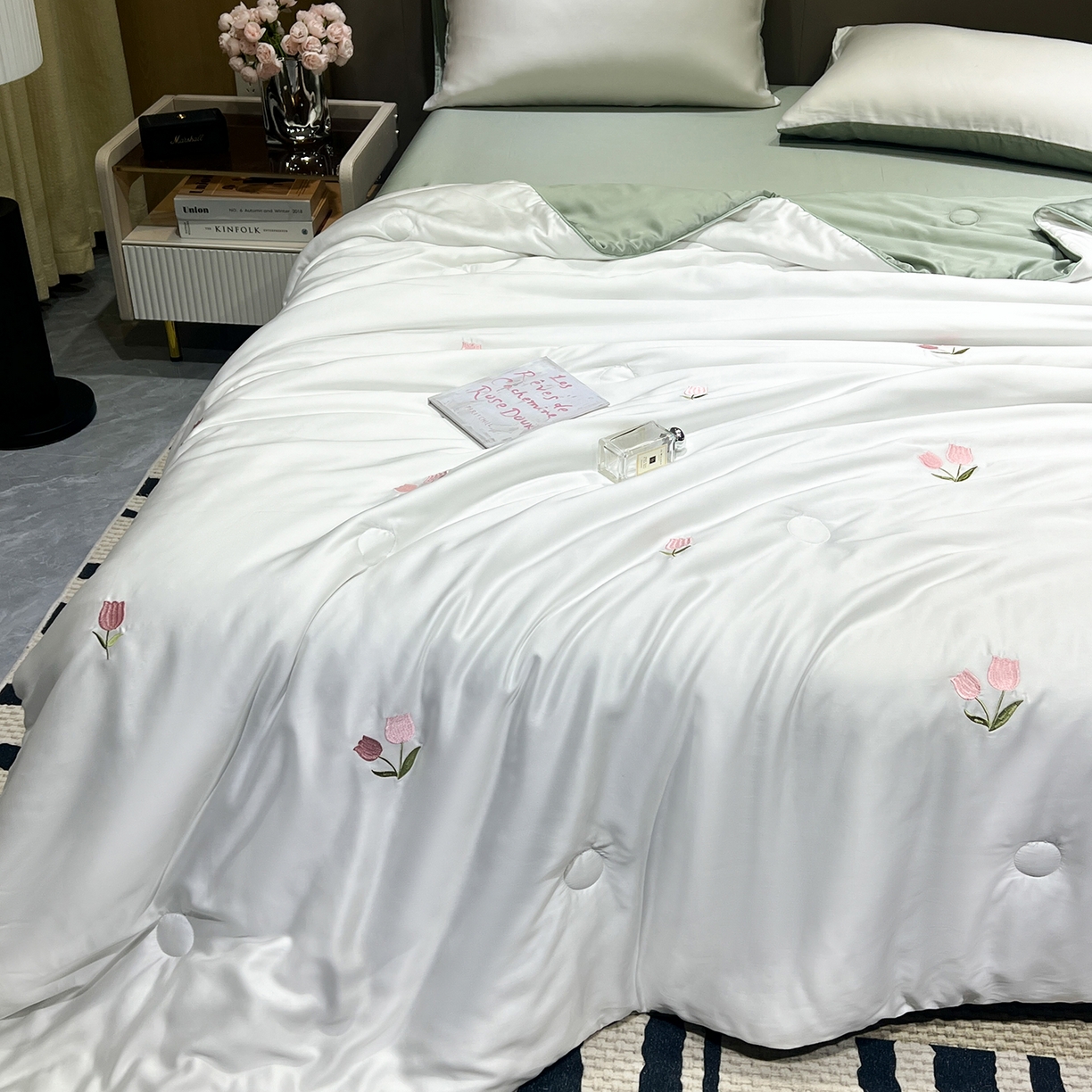 91家纺网 家纺一手货源 找家纺 晨曦家纺 2026新款水洗天丝真丝绣花夏被四件套夏凉被高档刺绣 奶白郁野