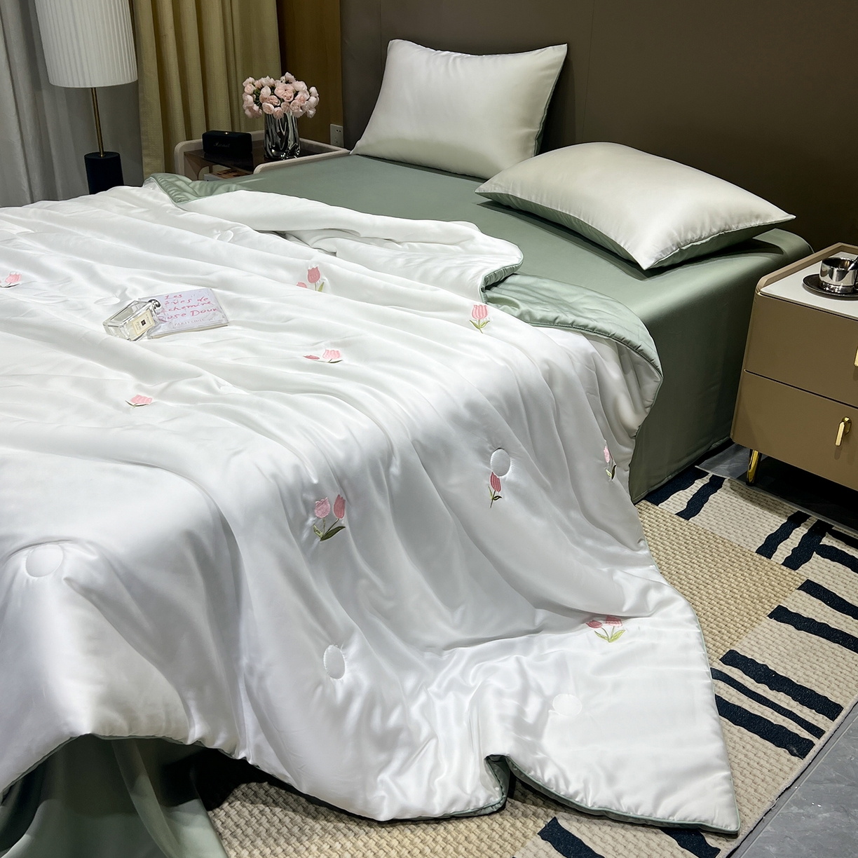 91家纺网 家纺一手货源 找家纺 晨曦家纺 2026新款水洗天丝真丝绣花夏被四件套夏凉被高档刺绣 奶白郁野