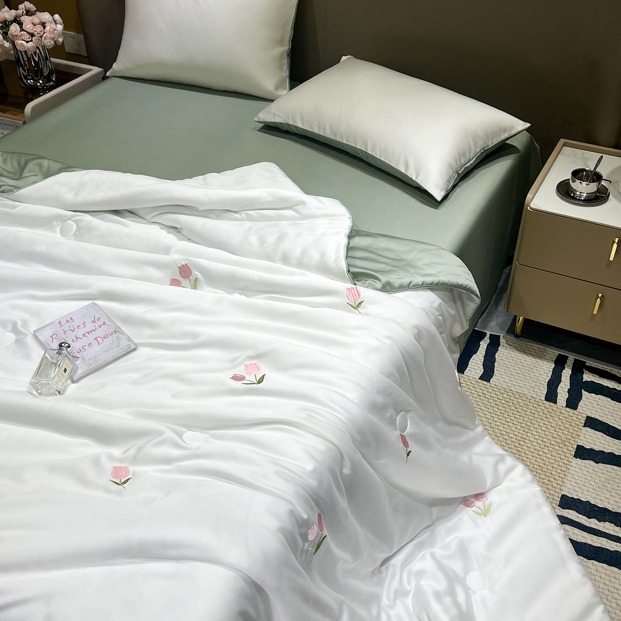 91家纺网 家纺一手货源 找家纺 晨曦家纺 2026新款水洗天丝真丝绣花夏被四件套夏凉被高档刺绣 奶白郁野