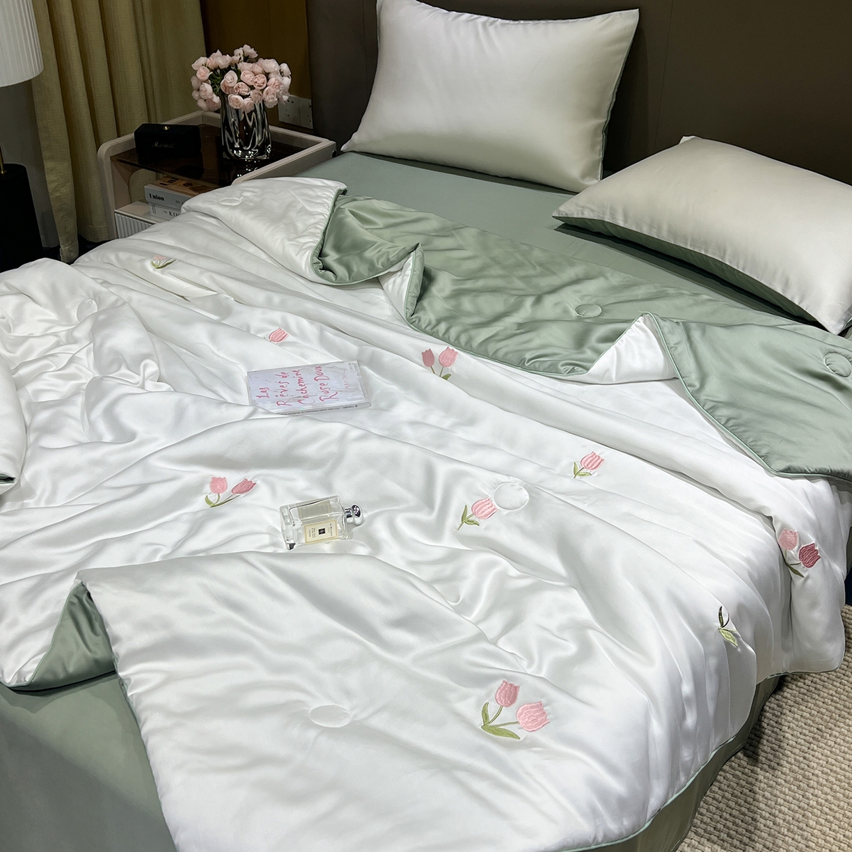 91家纺网 家纺一手货源 找家纺 晨曦家纺 2026新款水洗天丝真丝绣花夏被四件套夏凉被高档刺绣 奶白郁野