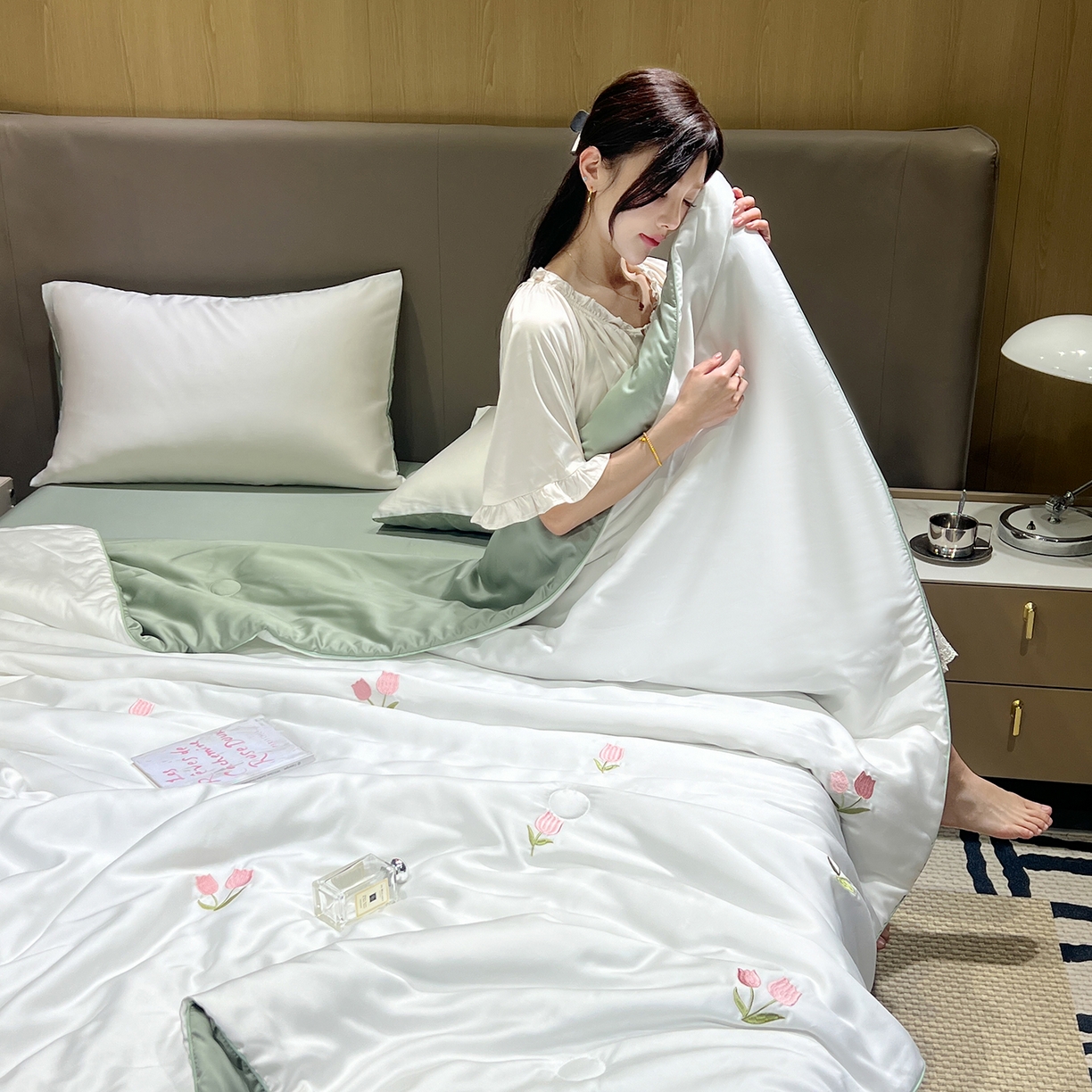 91家纺网 家纺一手货源 找家纺 晨曦家纺 2026新款水洗天丝真丝绣花夏被四件套夏凉被高档刺绣 奶白郁野