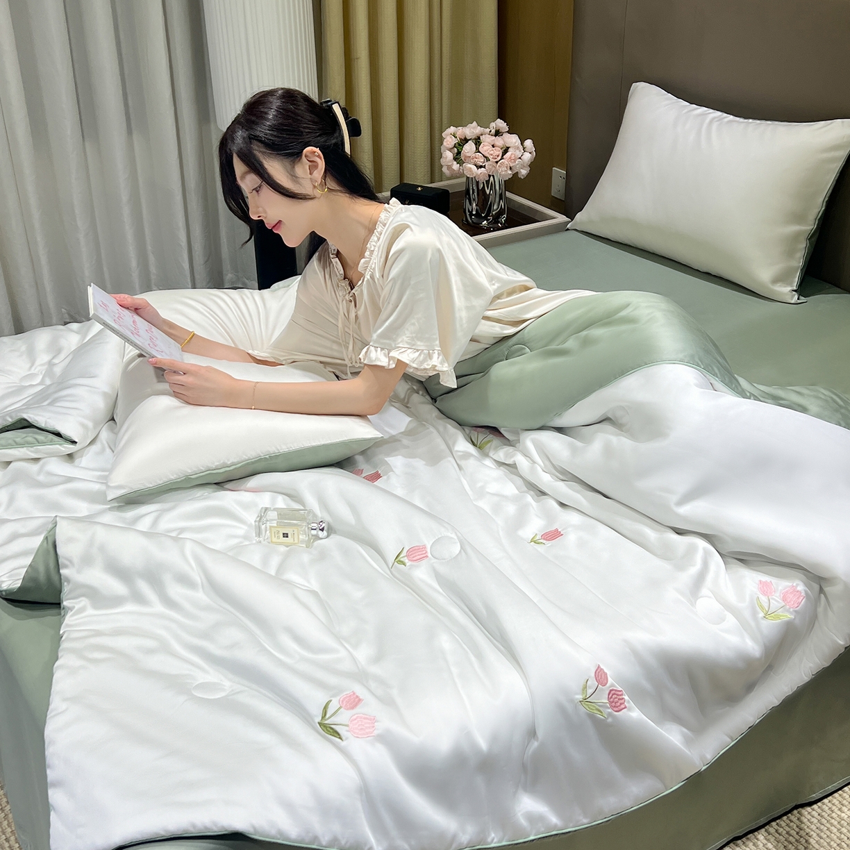 91家纺网 家纺一手货源 找家纺 晨曦家纺 2026新款水洗天丝真丝绣花夏被四件套夏凉被高档刺绣 奶白郁野