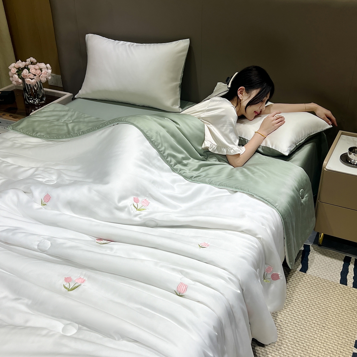 91家纺网 家纺一手货源 找家纺 晨曦家纺 2026新款水洗天丝真丝绣花夏被四件套夏凉被高档刺绣 奶白郁野