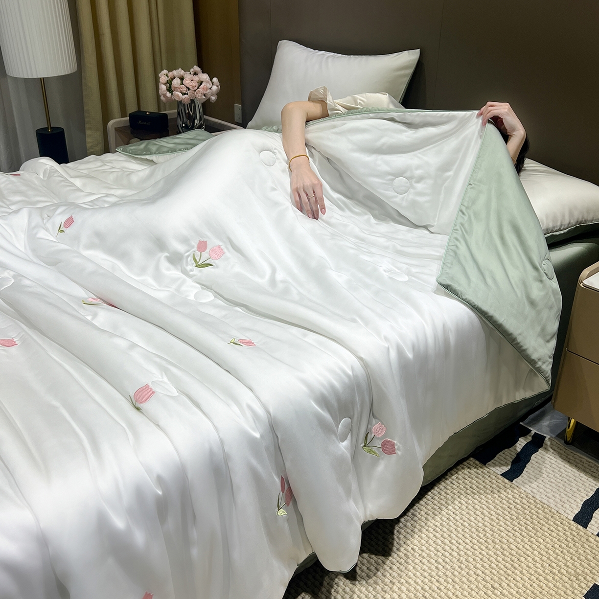 91家纺网 家纺一手货源 找家纺 晨曦家纺 2026新款水洗天丝真丝绣花夏被四件套夏凉被高档刺绣 奶白郁野