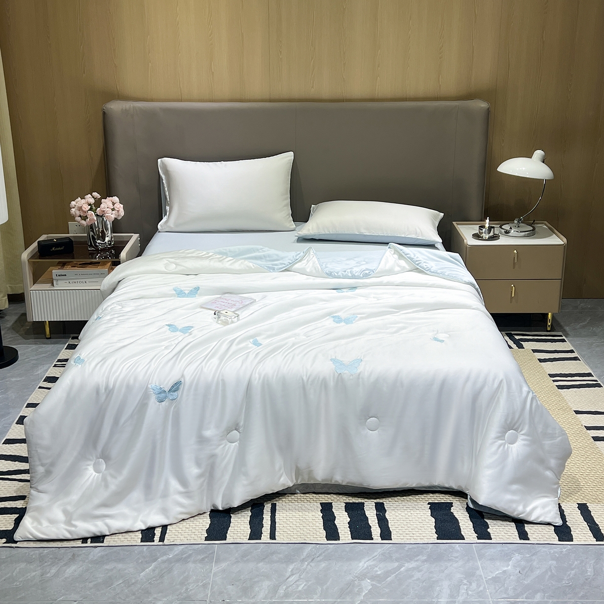 91家纺网 家纺一手货源 找家纺 晨曦家纺 2026新款水洗天丝真丝绣花夏被四件套夏凉被高档刺绣 青空蓝蝶