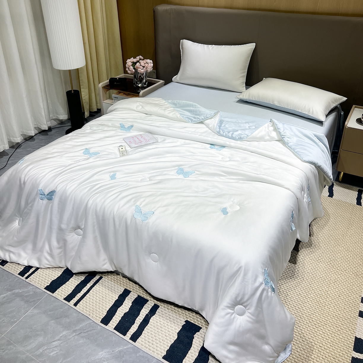 91家纺网 家纺一手货源 找家纺 晨曦家纺 2026新款水洗天丝真丝绣花夏被四件套夏凉被高档刺绣 青空蓝蝶