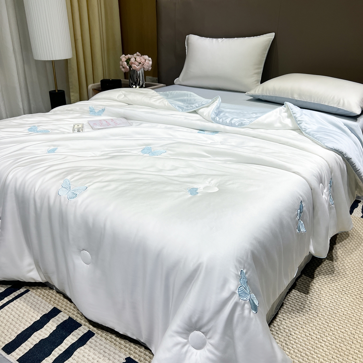 91家纺网 家纺一手货源 找家纺 晨曦家纺 2026新款水洗天丝真丝绣花夏被四件套夏凉被高档刺绣 青空蓝蝶