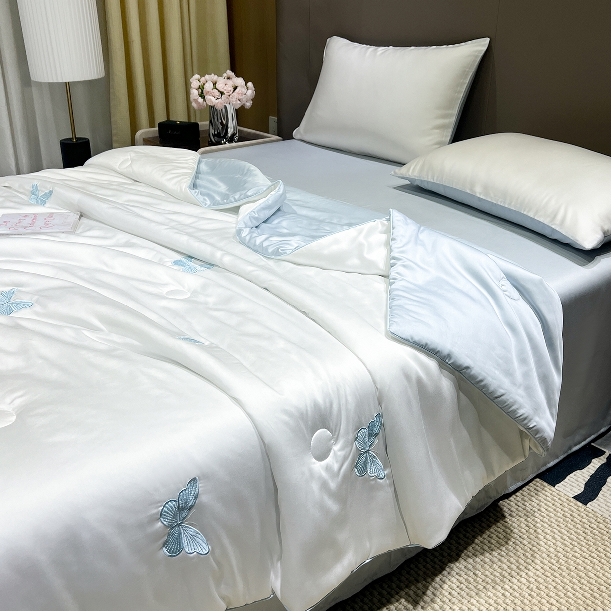 91家纺网 家纺一手货源 找家纺 晨曦家纺 2026新款水洗天丝真丝绣花夏被四件套夏凉被高档刺绣 青空蓝蝶