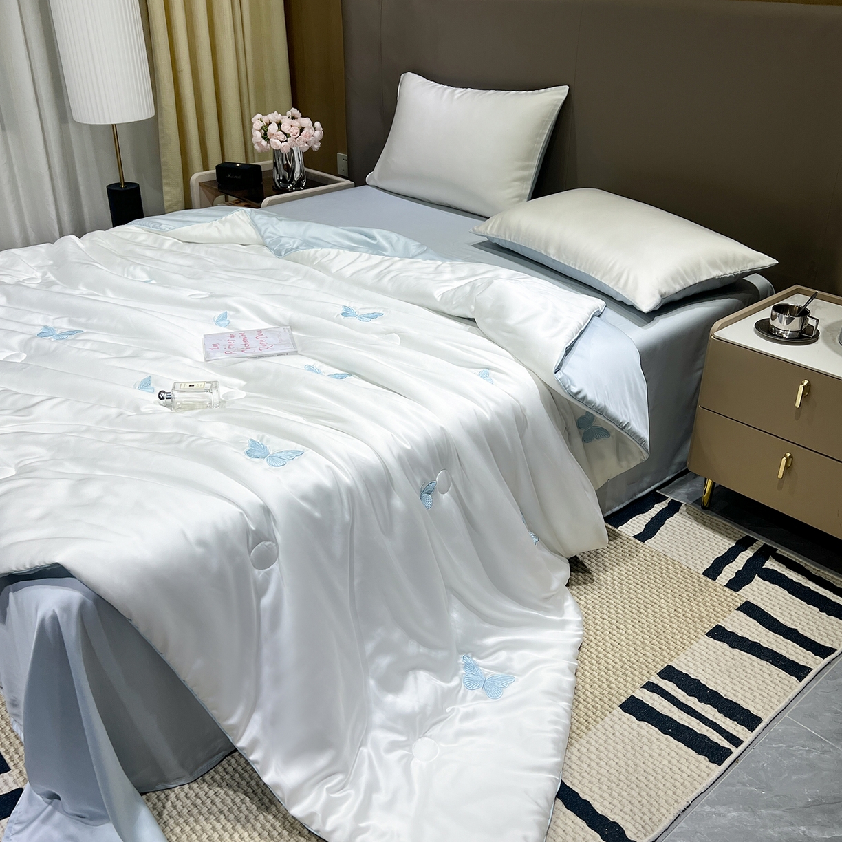 91家纺网 家纺一手货源 找家纺 晨曦家纺 2026新款水洗天丝真丝绣花夏被四件套夏凉被高档刺绣 青空蓝蝶