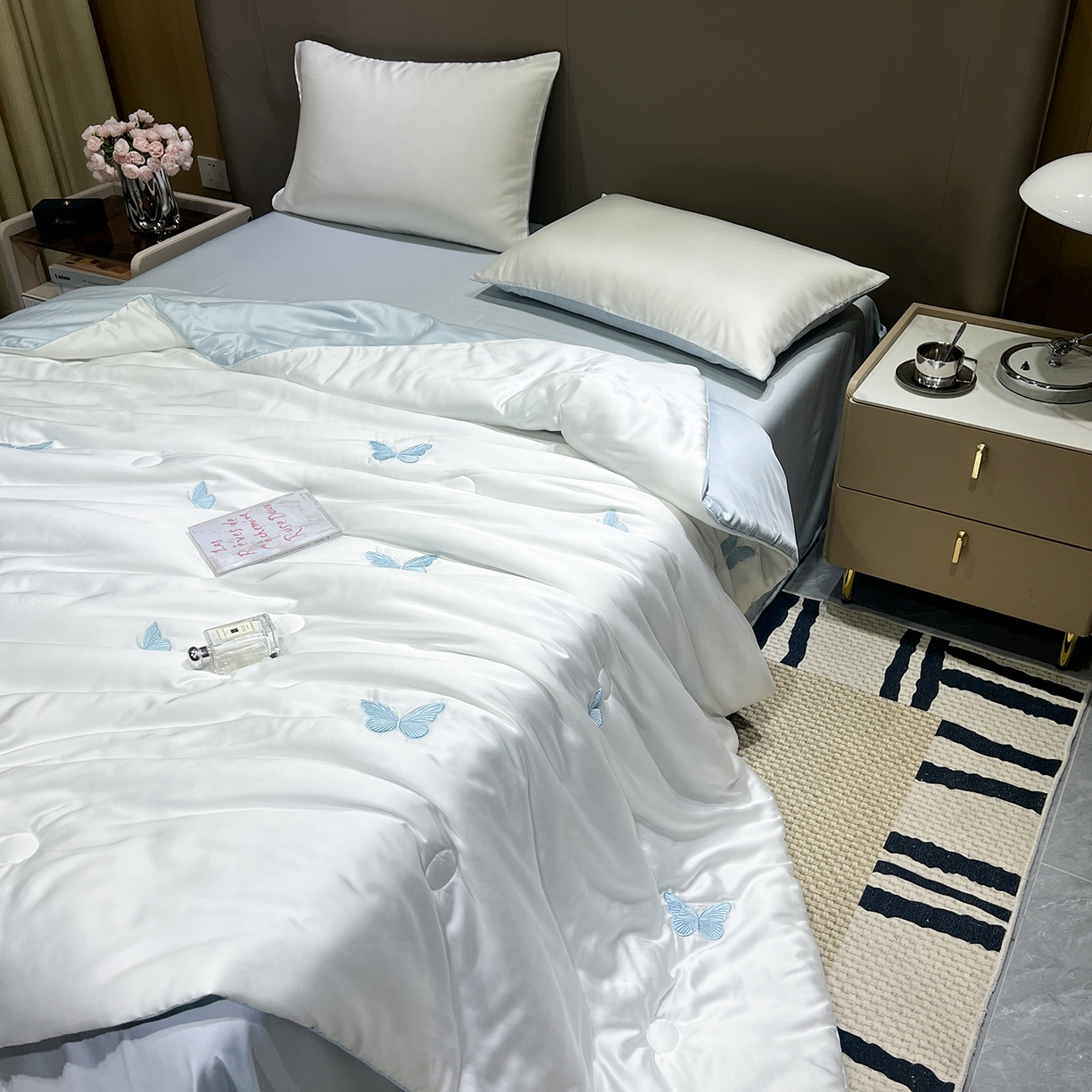 91家纺网 家纺一手货源 找家纺 晨曦家纺 2026新款水洗天丝真丝绣花夏被四件套夏凉被高档刺绣 青空蓝蝶