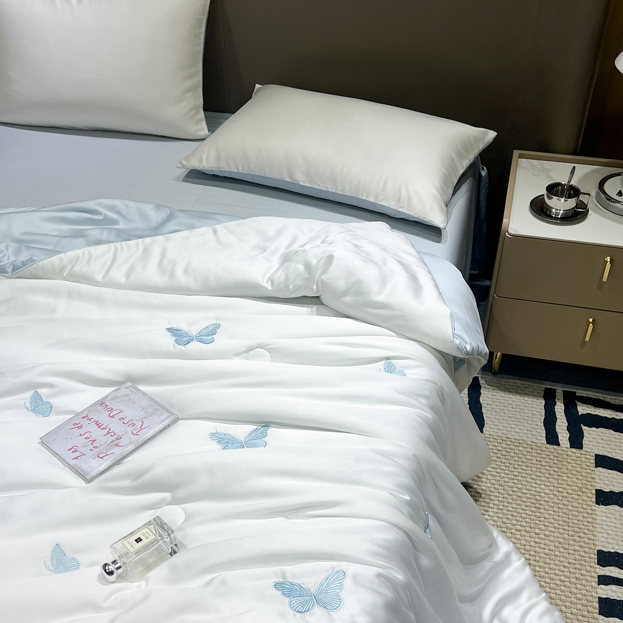 91家纺网 家纺一手货源 找家纺 晨曦家纺 2026新款水洗天丝真丝绣花夏被四件套夏凉被高档刺绣 青空蓝蝶