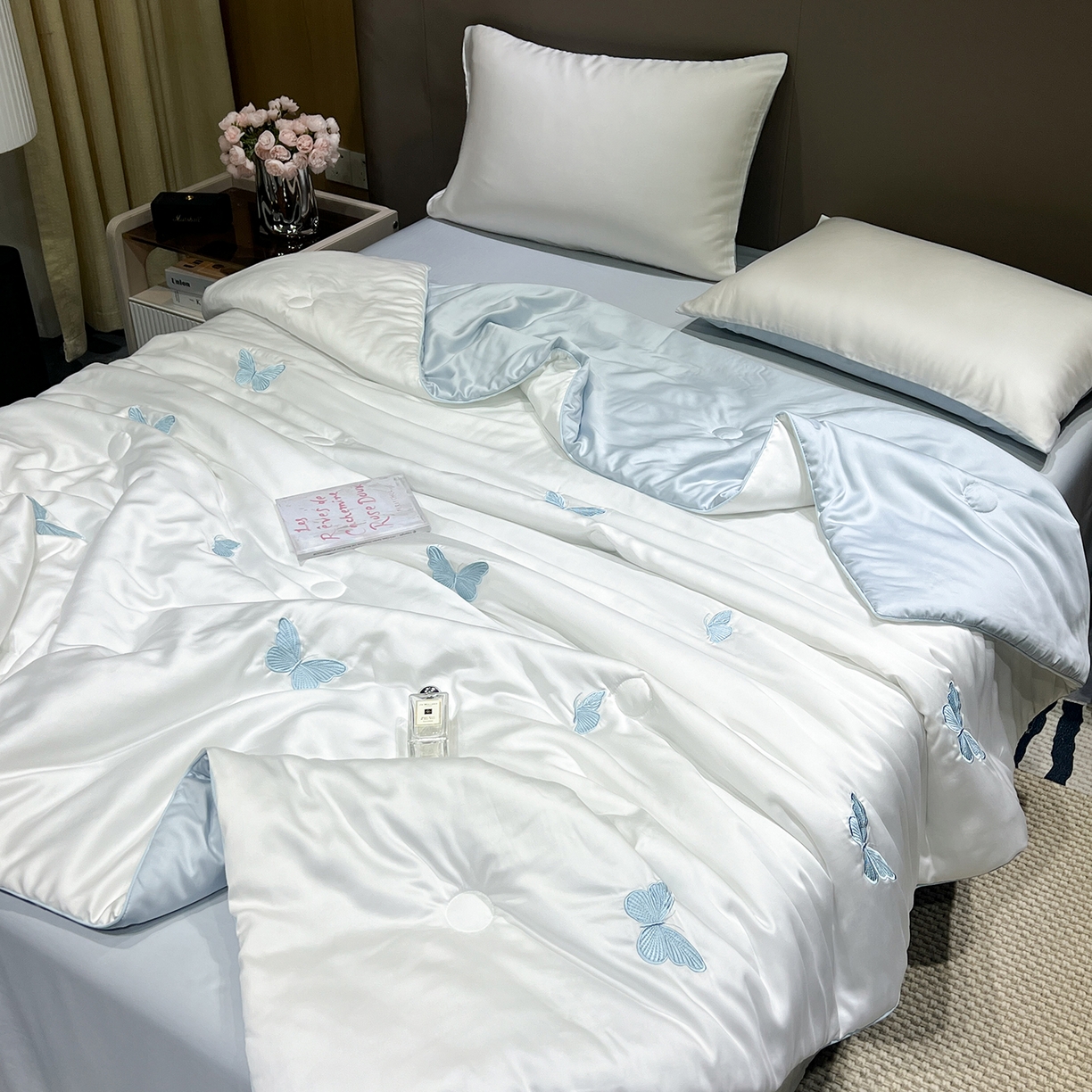 91家纺网 家纺一手货源 找家纺 晨曦家纺 2026新款水洗天丝真丝绣花夏被四件套夏凉被高档刺绣 青空蓝蝶