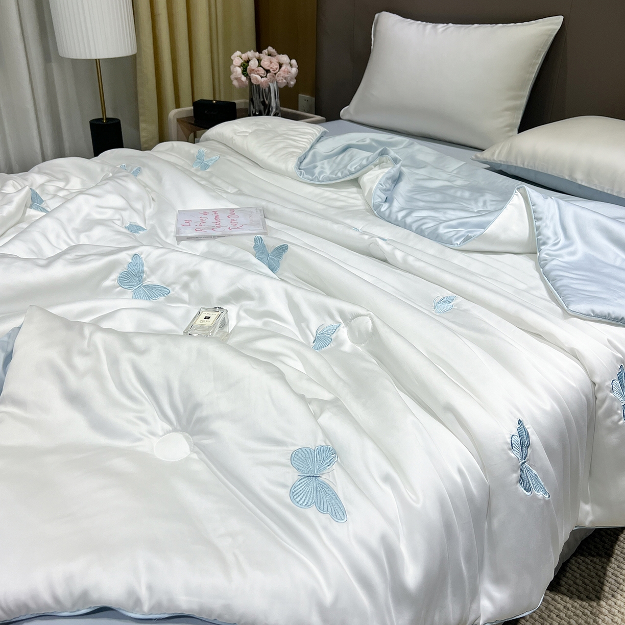 91家纺网 家纺一手货源 找家纺 晨曦家纺 2026新款水洗天丝真丝绣花夏被四件套夏凉被高档刺绣 青空蓝蝶