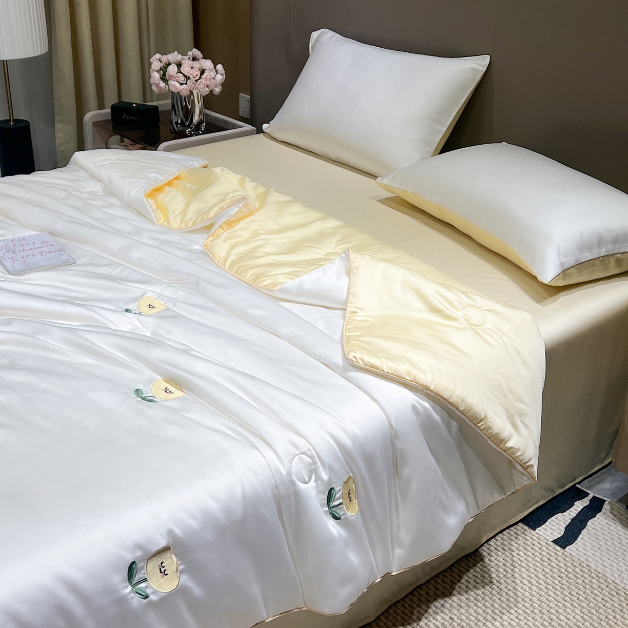 91家纺网 家纺一手货源 找家纺 晨曦家纺 2026新款水洗天丝真丝绣花夏被四件套夏凉被高档刺绣 笑脸郁金香