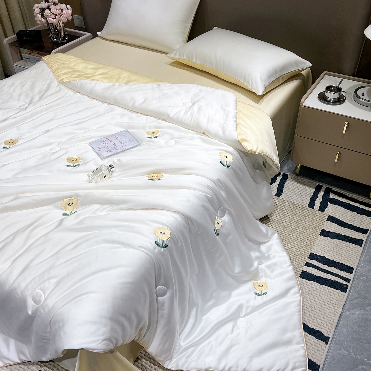 91家纺网 家纺一手货源 找家纺 晨曦家纺 2026新款水洗天丝真丝绣花夏被四件套夏凉被高档刺绣 笑脸郁金香