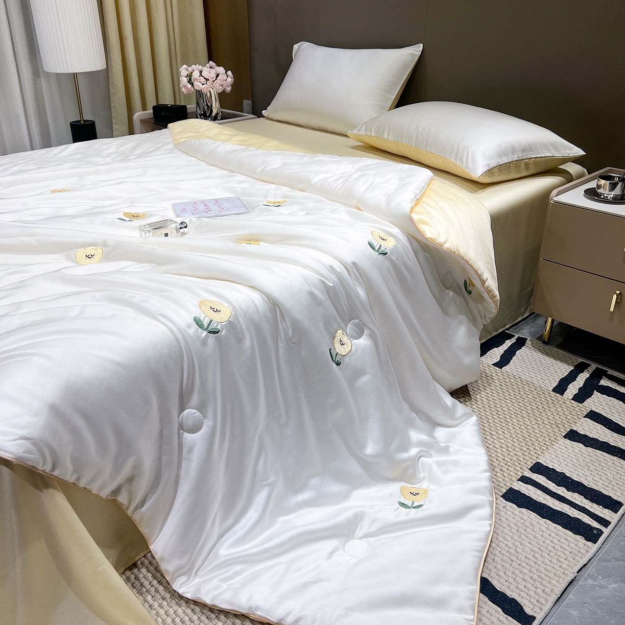 91家纺网 家纺一手货源 找家纺 晨曦家纺 2026新款水洗天丝真丝绣花夏被四件套夏凉被高档刺绣 笑脸郁金香