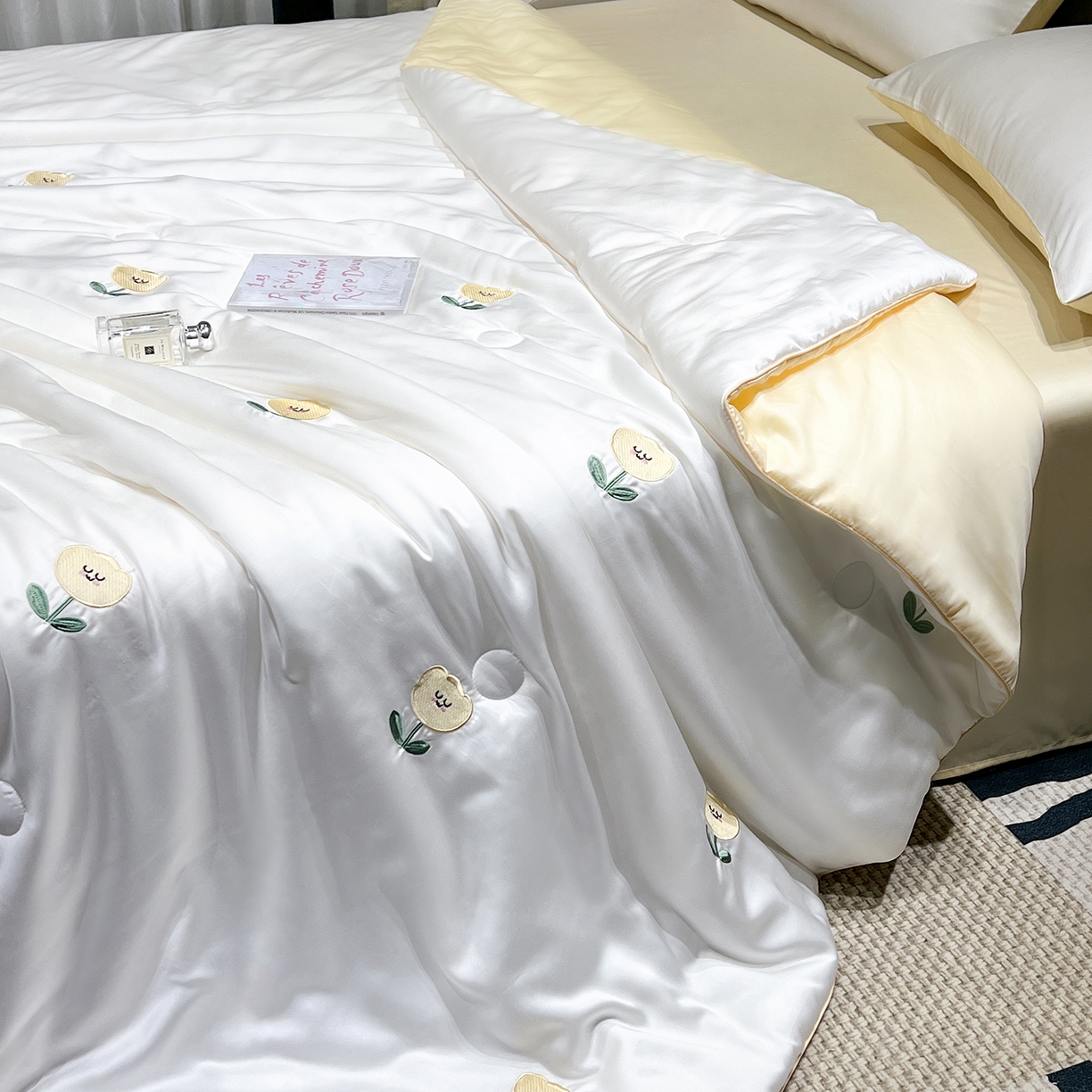 91家纺网 家纺一手货源 找家纺 晨曦家纺 2026新款水洗天丝真丝绣花夏被四件套夏凉被高档刺绣 笑脸郁金香