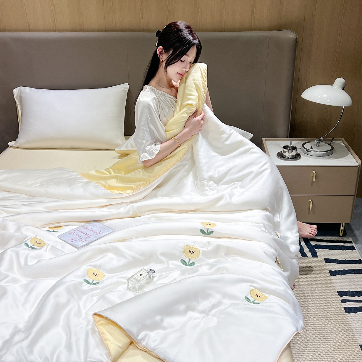 91家纺网 家纺一手货源 找家纺 晨曦家纺 2026新款水洗天丝真丝绣花夏被四件套夏凉被高档刺绣 笑脸郁金香