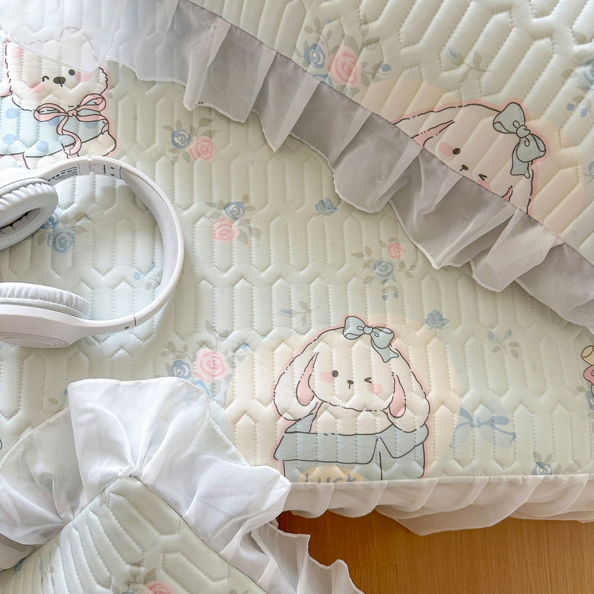 91家纺网 家纺一手货源 找家纺 慕澄2026新款小版印花床裙款乳胶凉席凉感丝夏被四件套 薄荷日记