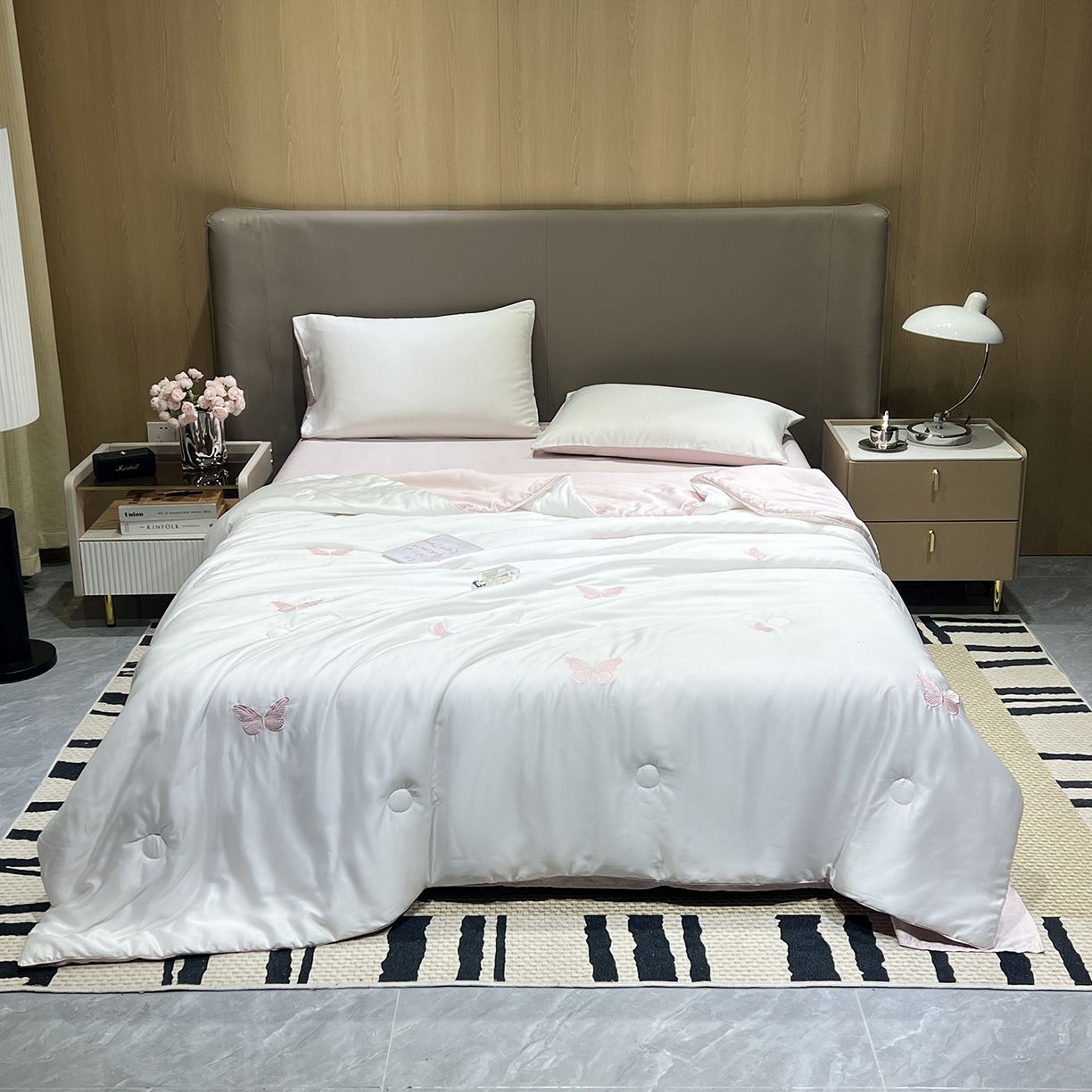 91家纺网 家纺一手货源 找家纺 晨曦家纺 2026新款水洗天丝真丝绣花夏被四件套夏凉被高档刺绣 樱粉蝶舞