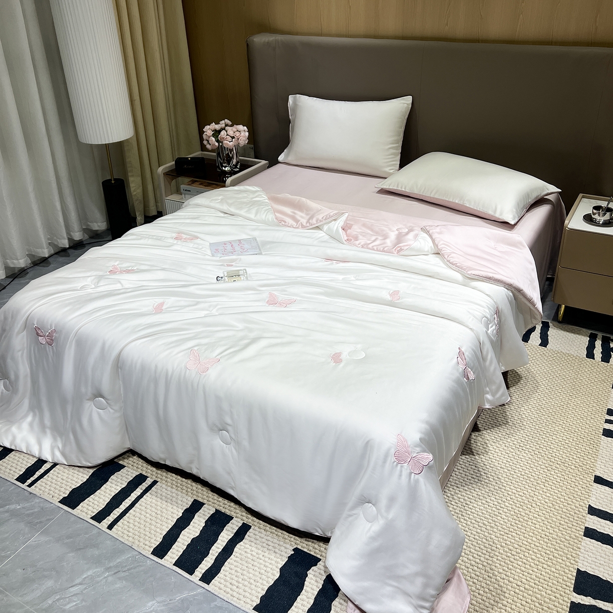 91家纺网 家纺一手货源 找家纺 晨曦家纺 2026新款水洗天丝真丝绣花夏被四件套夏凉被高档刺绣 樱粉蝶舞