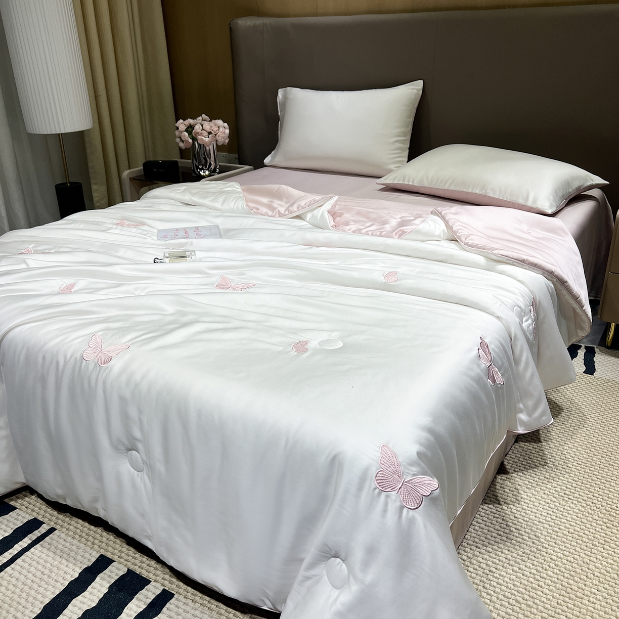 91家纺网 家纺一手货源 找家纺 晨曦家纺 2026新款水洗天丝真丝绣花夏被四件套夏凉被高档刺绣 樱粉蝶舞