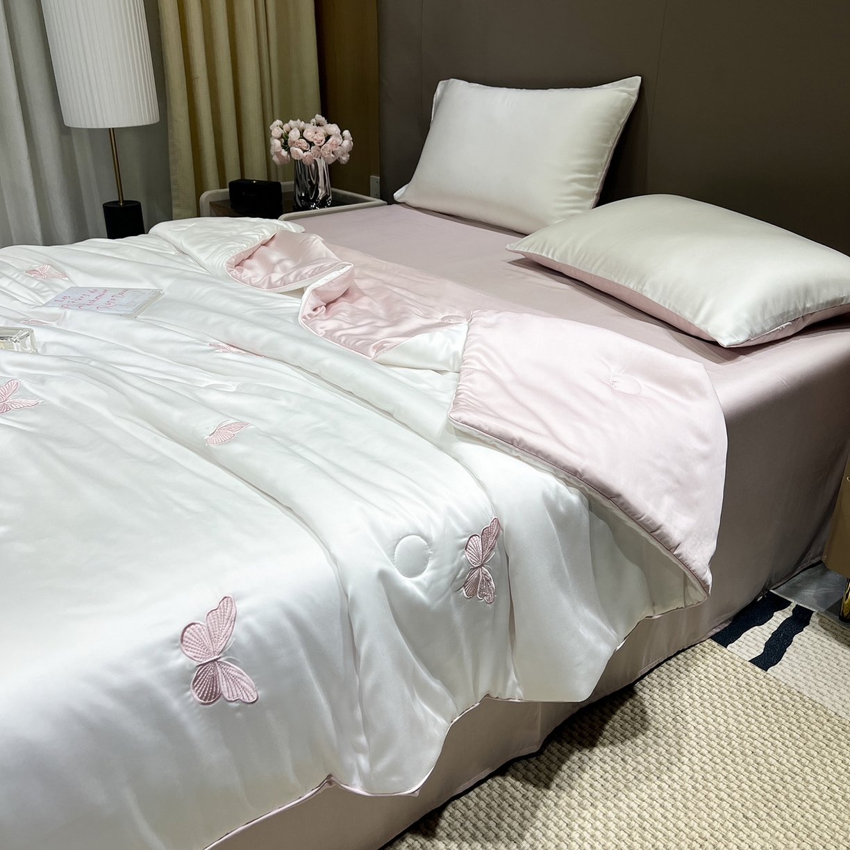 91家纺网 家纺一手货源 找家纺 晨曦家纺 2026新款水洗天丝真丝绣花夏被四件套夏凉被高档刺绣 樱粉蝶舞