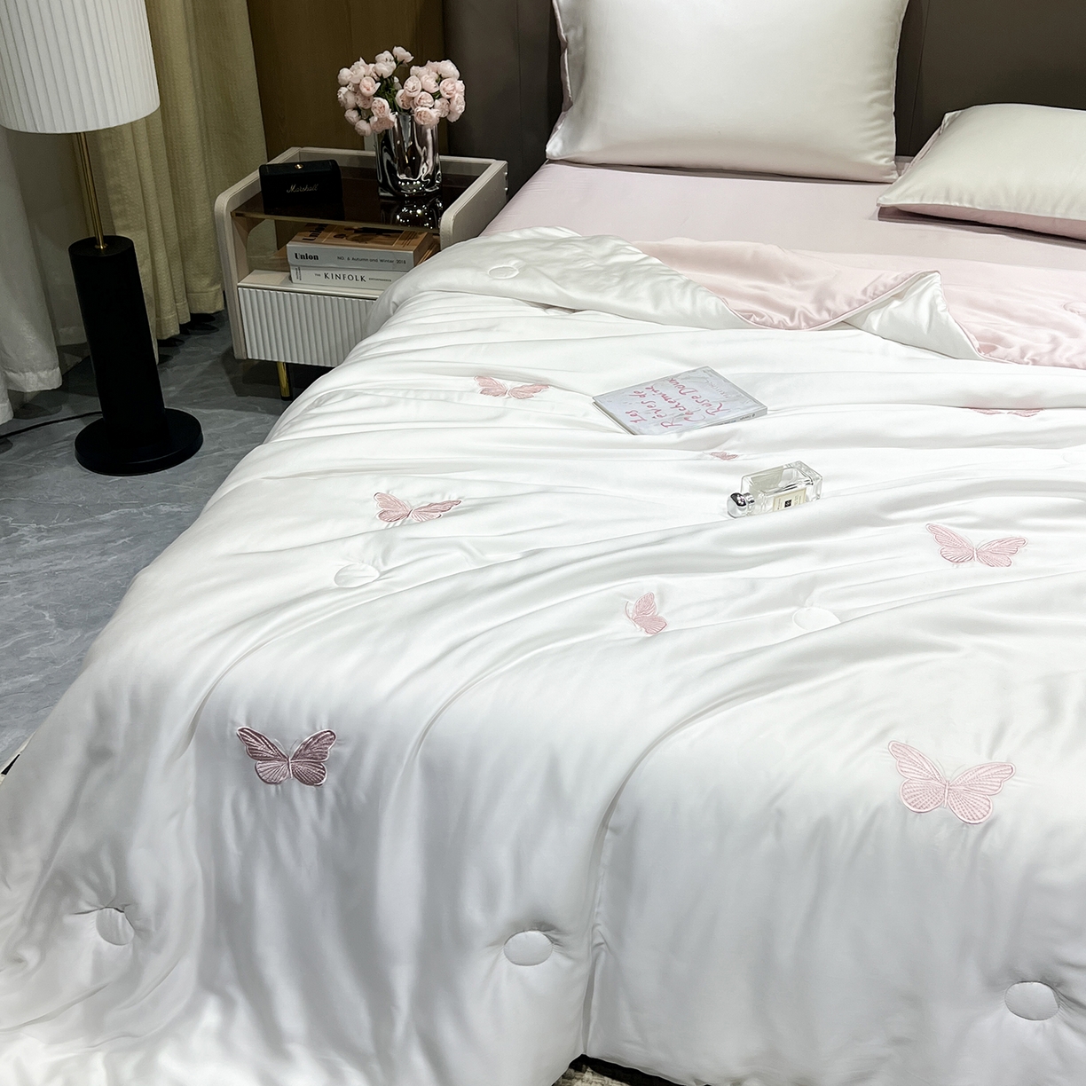 91家纺网 家纺一手货源 找家纺 晨曦家纺 2026新款水洗天丝真丝绣花夏被四件套夏凉被高档刺绣 樱粉蝶舞