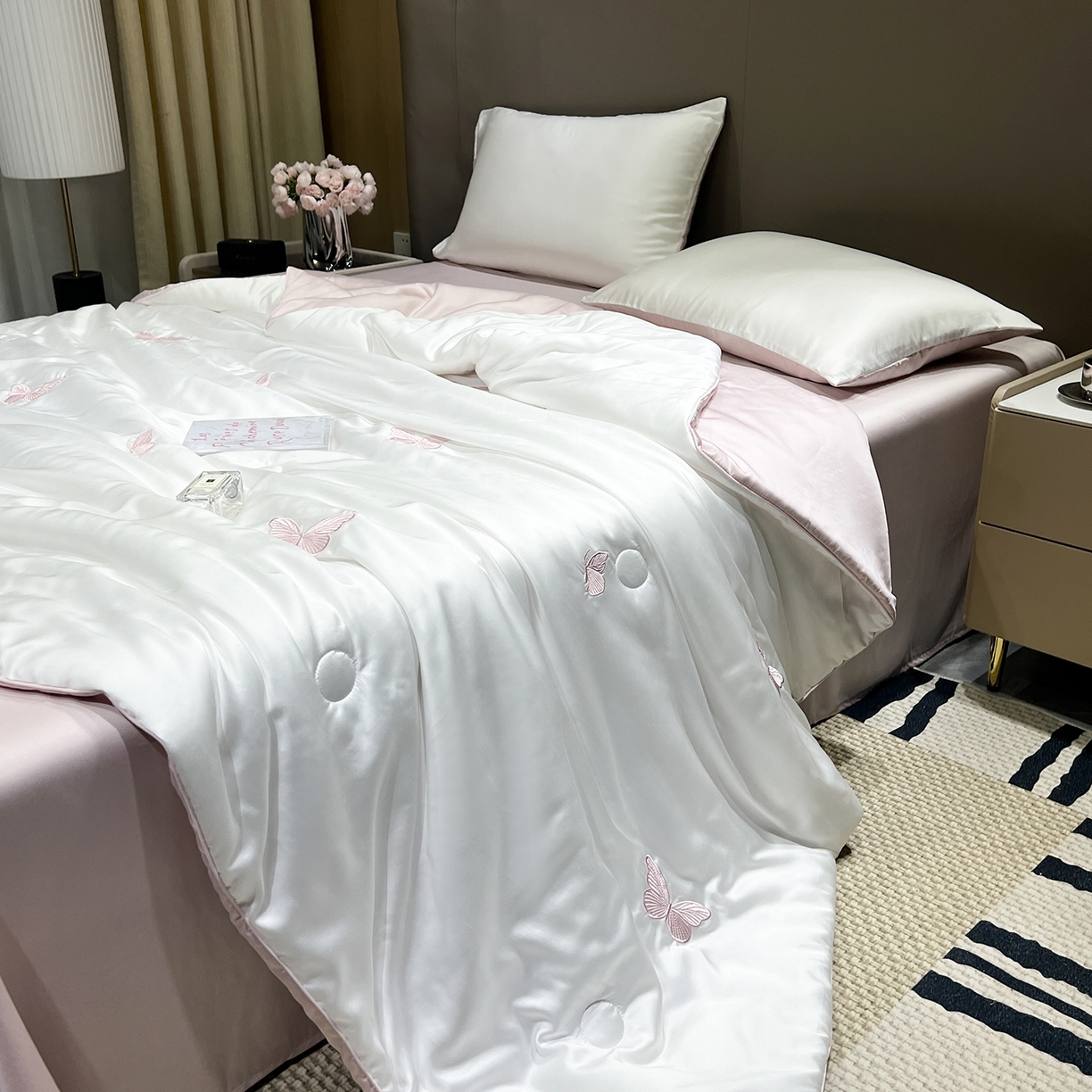 91家纺网 家纺一手货源 找家纺 晨曦家纺 2026新款水洗天丝真丝绣花夏被四件套夏凉被高档刺绣 樱粉蝶舞