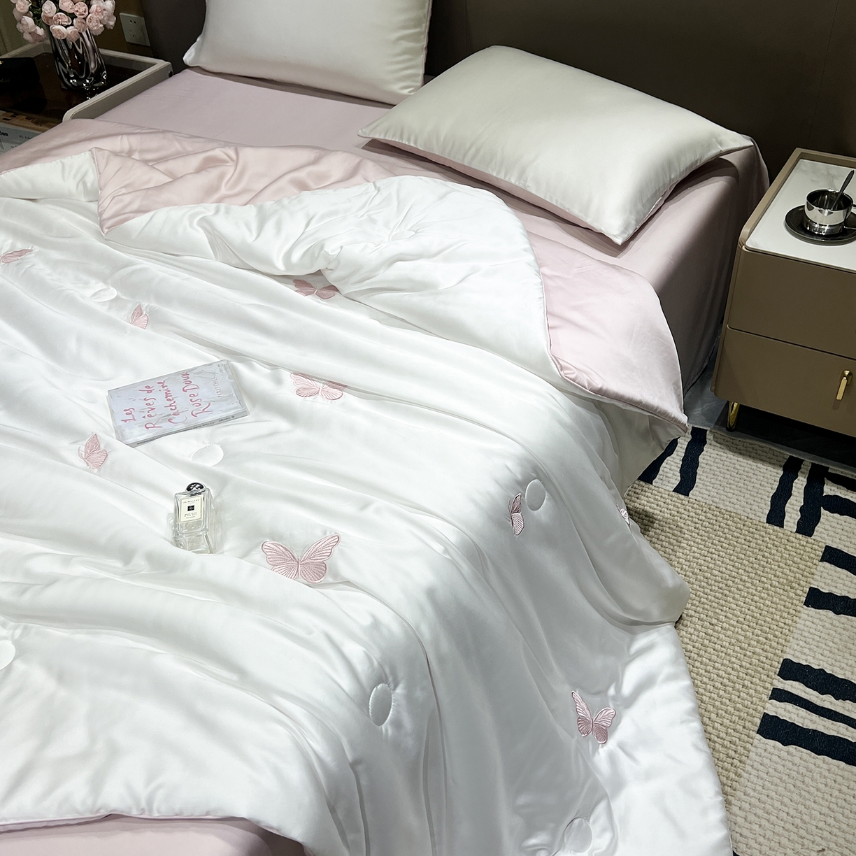 91家纺网 家纺一手货源 找家纺 晨曦家纺 2026新款水洗天丝真丝绣花夏被四件套夏凉被高档刺绣 樱粉蝶舞