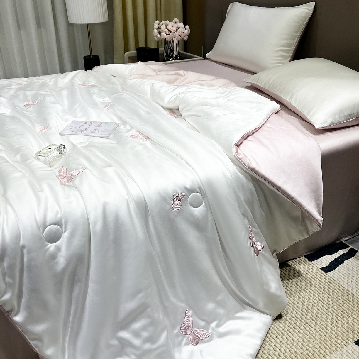 91家纺网 家纺一手货源 找家纺 晨曦家纺 2026新款水洗天丝真丝绣花夏被四件套夏凉被高档刺绣 樱粉蝶舞