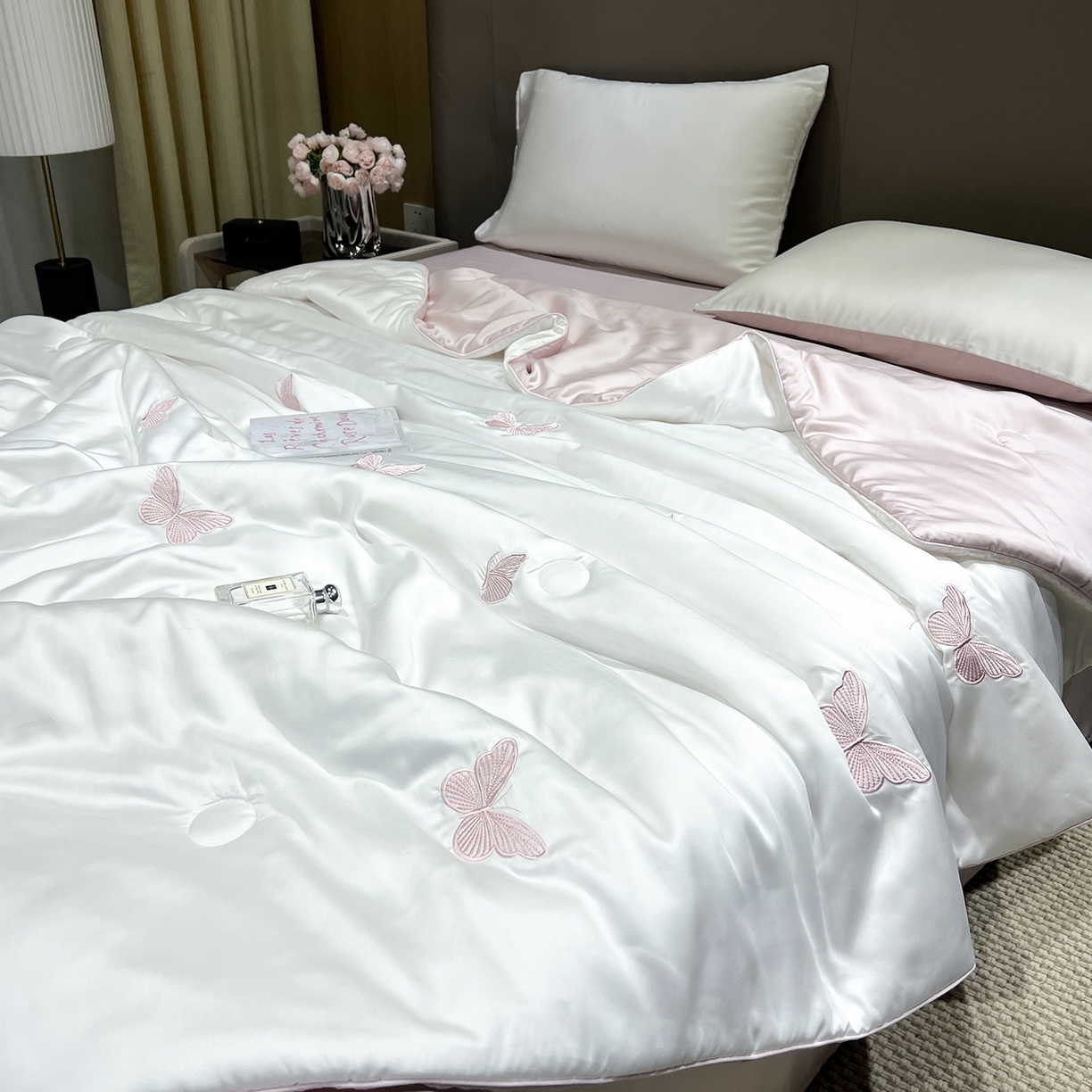 91家纺网 家纺一手货源 找家纺 晨曦家纺 2026新款水洗天丝真丝绣花夏被四件套夏凉被高档刺绣 樱粉蝶舞