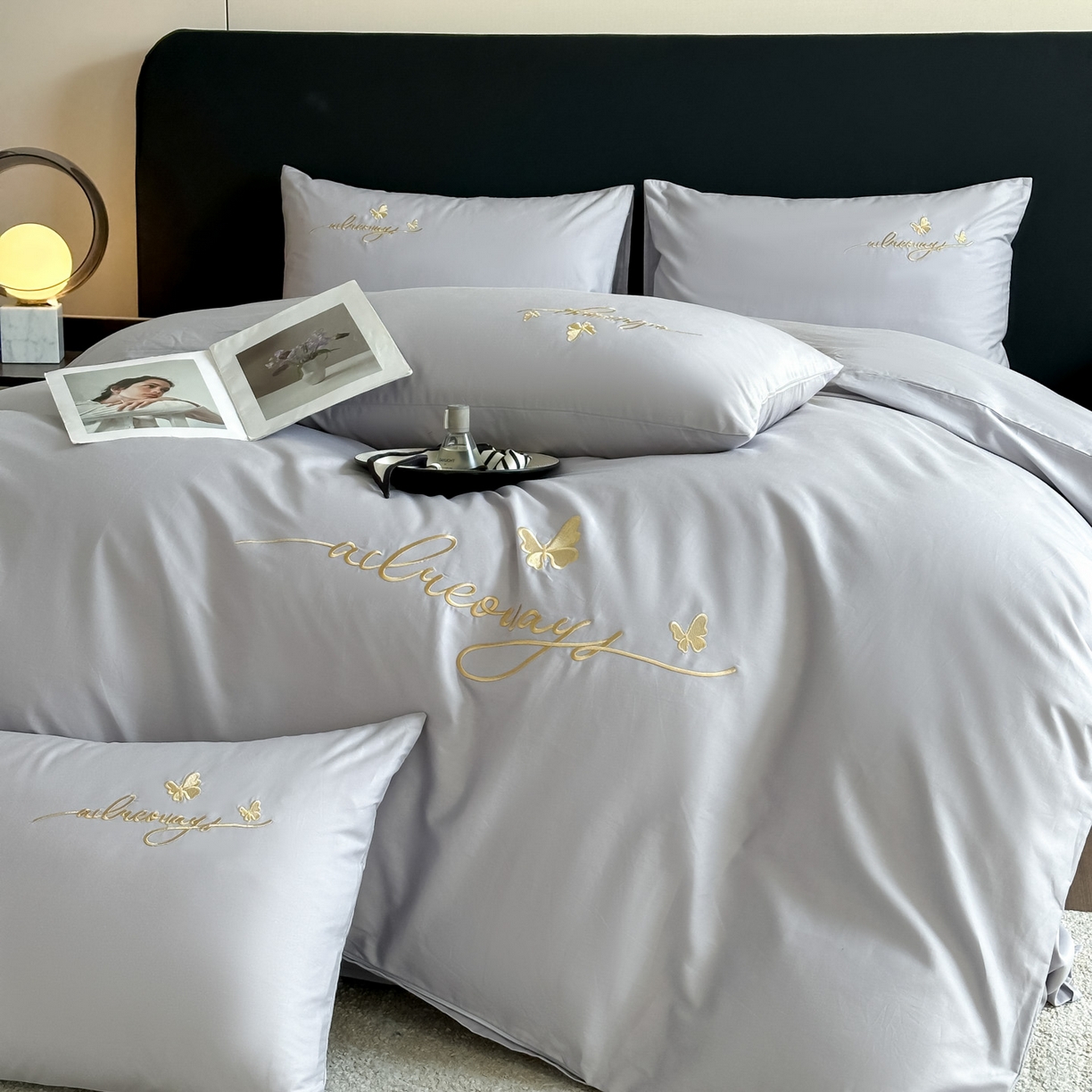 91家纺网 家纺一手货源 找家纺 湘雪家居 2026新款纯棉全棉长绒棉刺绣绣花高端礼盒四件套-蝶恋系列 舞蝶-淡灰