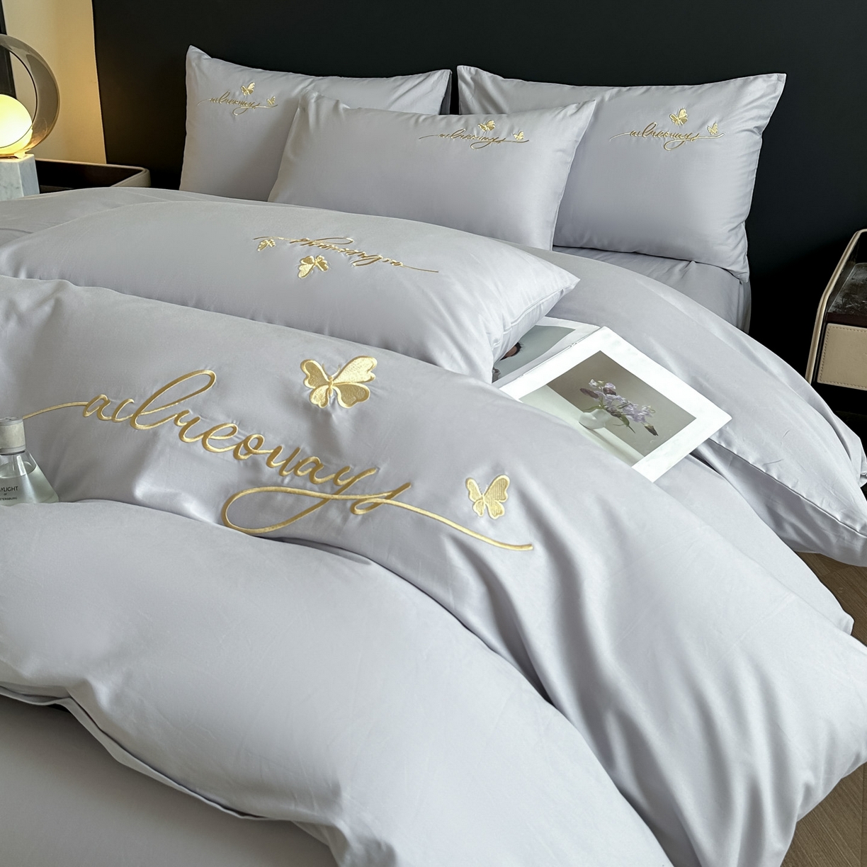 91家纺网 家纺一手货源 找家纺 湘雪家居 2026新款纯棉全棉长绒棉刺绣绣花高端礼盒四件套-蝶恋系列 舞蝶-淡灰