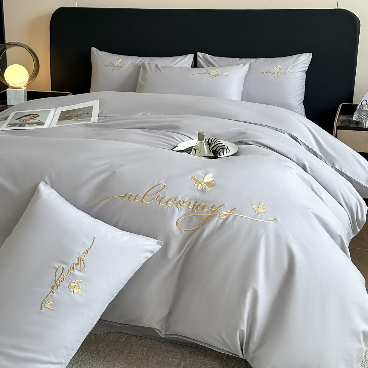 91家纺网 家纺一手货源 找家纺 湘雪家居 2026新款纯棉全棉长绒棉刺绣绣花高端礼盒四件套-蝶恋系列 舞蝶-淡灰