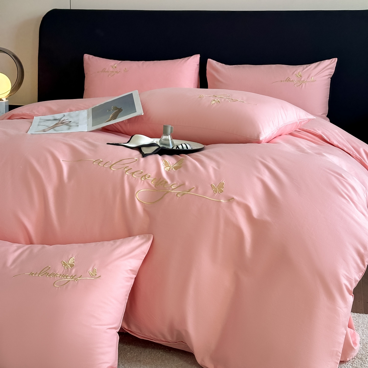 91家纺网 家纺一手货源 找家纺 湘雪家居 2026新款纯棉全棉长绒棉刺绣绣花高端礼盒四件套-蝶恋系列 舞蝶-玉粉