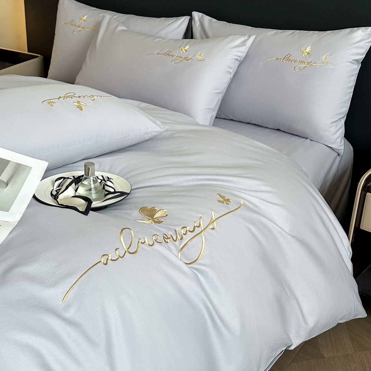 91家纺网 家纺一手货源 找家纺 湘雪家居 2026新款纯棉全棉长绒棉刺绣绣花高端礼盒四件套-蝶恋系列 舞蝶-淡灰