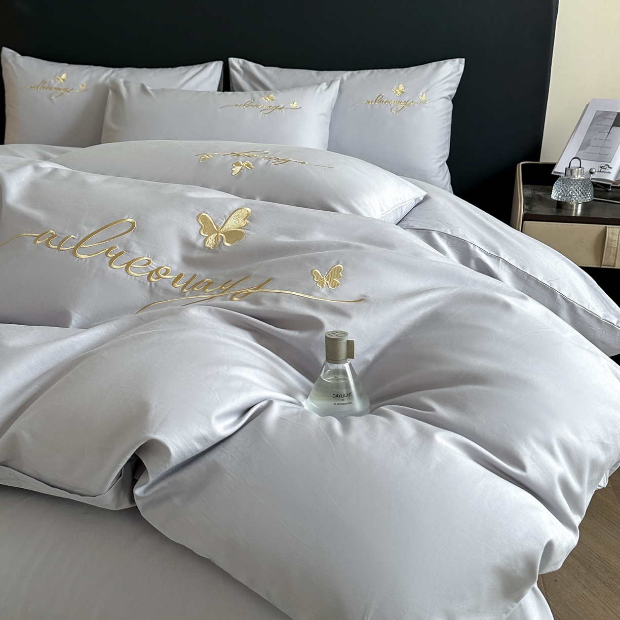 91家纺网 家纺一手货源 找家纺 湘雪家居 2026新款纯棉全棉长绒棉刺绣绣花高端礼盒四件套-蝶恋系列 舞蝶-淡灰