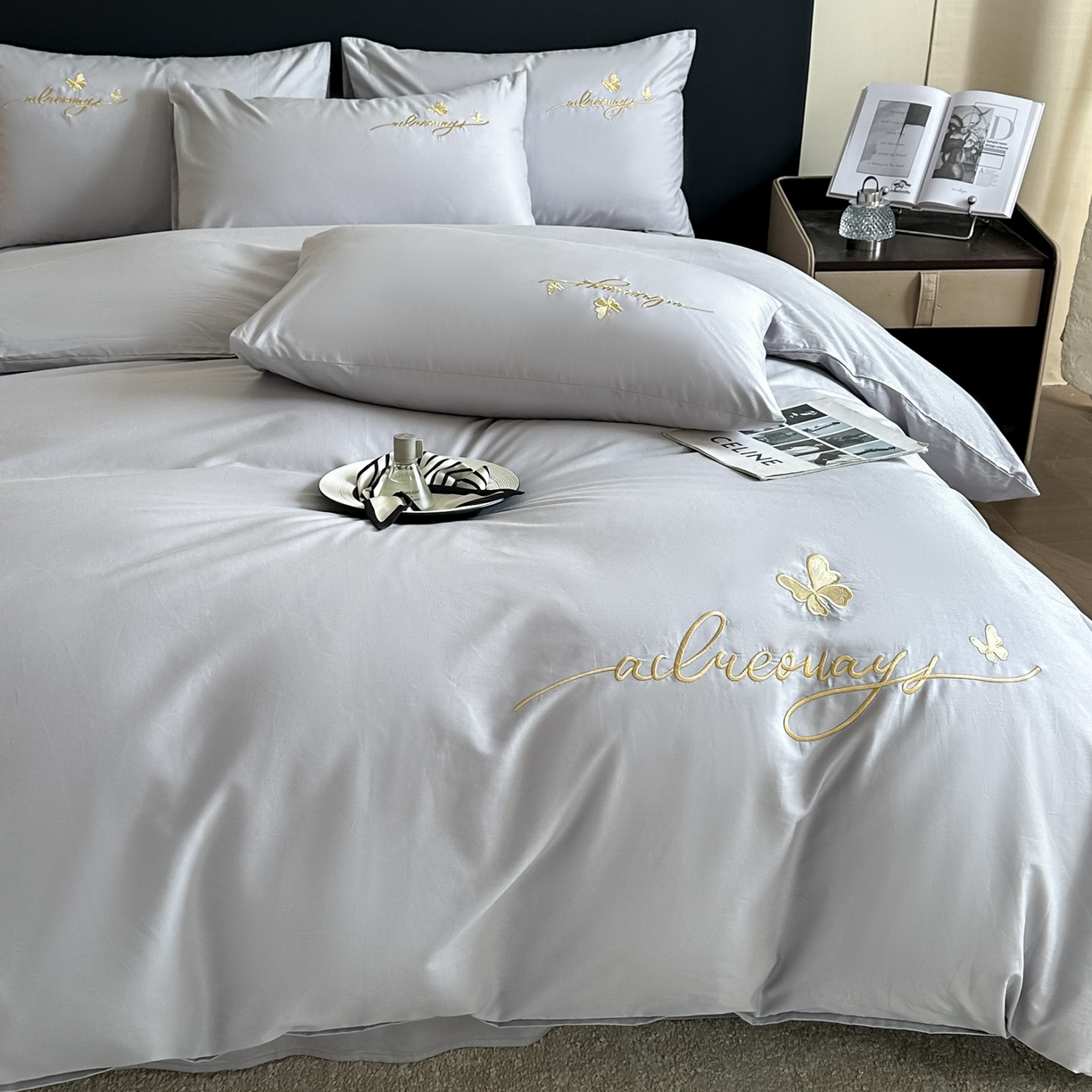 91家纺网 家纺一手货源 找家纺 湘雪家居 2026新款纯棉全棉长绒棉刺绣绣花高端礼盒四件套-蝶恋系列 舞蝶-淡灰