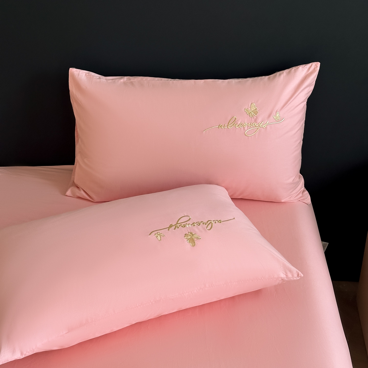 91家纺网 家纺一手货源 找家纺 湘雪家居 2026新款纯棉全棉长绒棉刺绣绣花高端礼盒四件套-蝶恋系列 舞蝶-玉粉