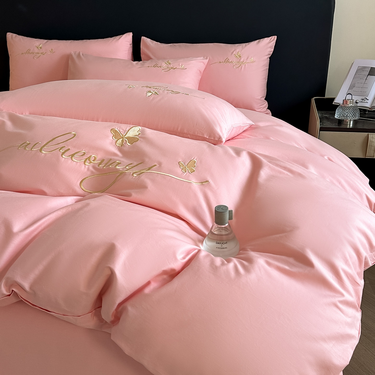 91家纺网 家纺一手货源 找家纺 湘雪家居 2026新款纯棉全棉长绒棉刺绣绣花高端礼盒四件套-蝶恋系列 舞蝶-玉粉