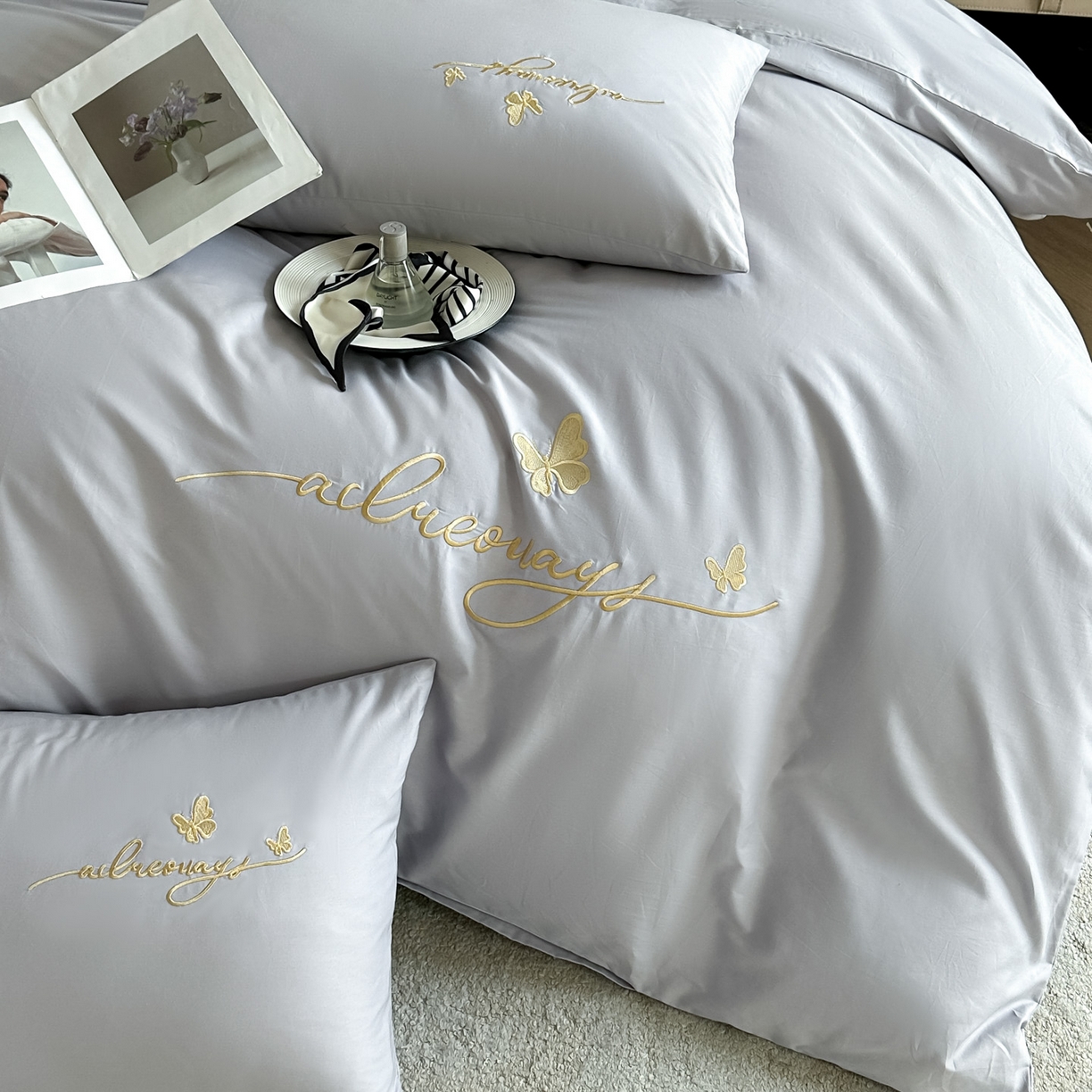 91家纺网 家纺一手货源 找家纺 湘雪家居 2026新款纯棉全棉长绒棉刺绣绣花高端礼盒四件套-蝶恋系列 舞蝶-淡灰