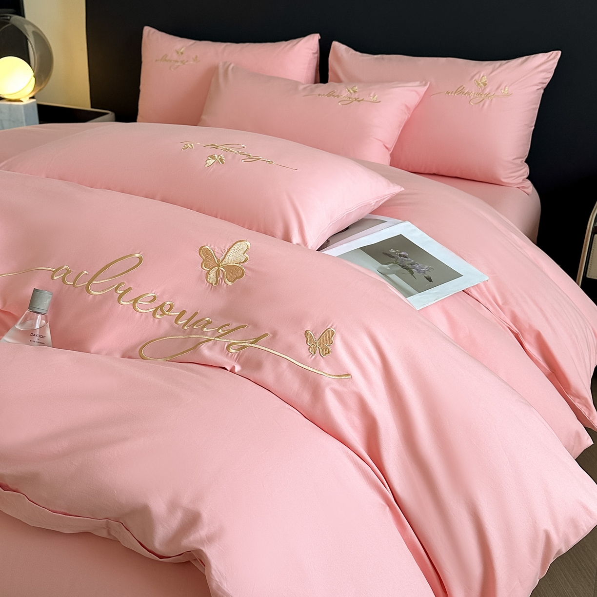 91家纺网 家纺一手货源 找家纺 湘雪家居 2026新款纯棉全棉长绒棉刺绣绣花高端礼盒四件套-蝶恋系列 舞蝶-玉粉