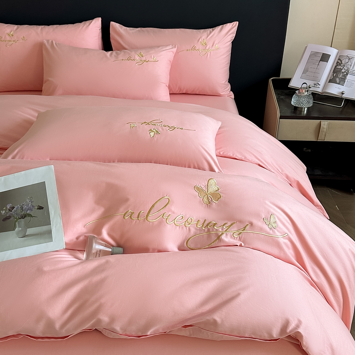 91家纺网 家纺一手货源 找家纺 湘雪家居 2026新款纯棉全棉长绒棉刺绣绣花高端礼盒四件套-蝶恋系列 舞蝶-玉粉