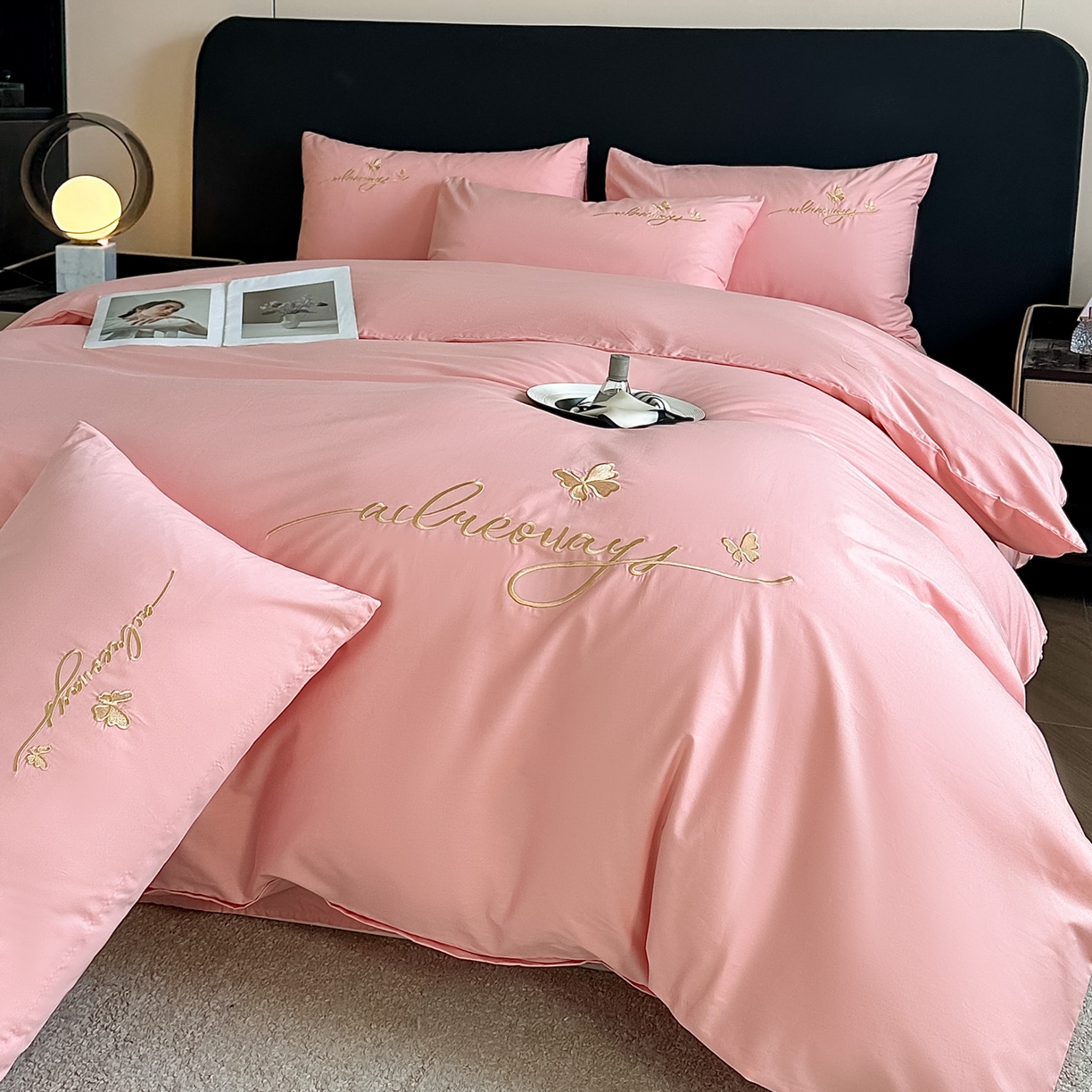 91家纺网 家纺一手货源 找家纺 湘雪家居 2026新款纯棉全棉长绒棉刺绣绣花高端礼盒四件套-蝶恋系列 舞蝶-玉粉