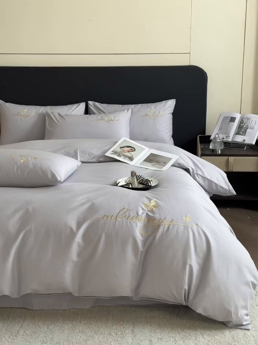 91家纺网 家纺一手货源 找家纺 湘雪家居 2026新款纯棉全棉长绒棉刺绣绣花高端礼盒四件套-蝶恋系列 舞蝶-淡灰